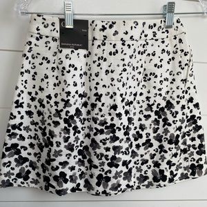 Banana Republic Black and White Pleated Skirt